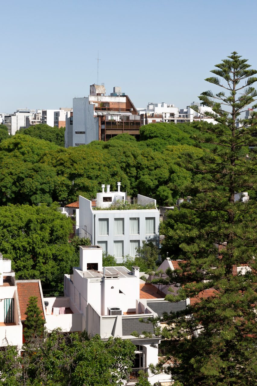 Aluminum apartment on Virrey Aviles Street surrounded by lush greenery designed by Juan Campanini and Josefina Sposito