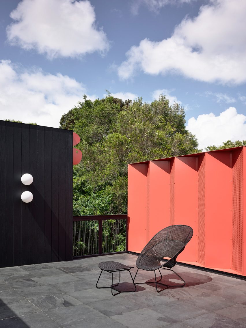 Roof terrace with pink and black walls