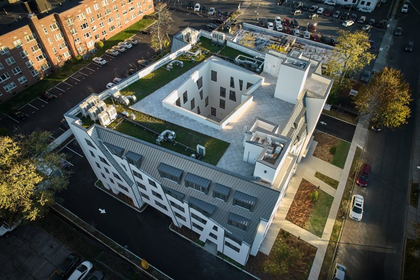 Long Island social housing with internal courtyard