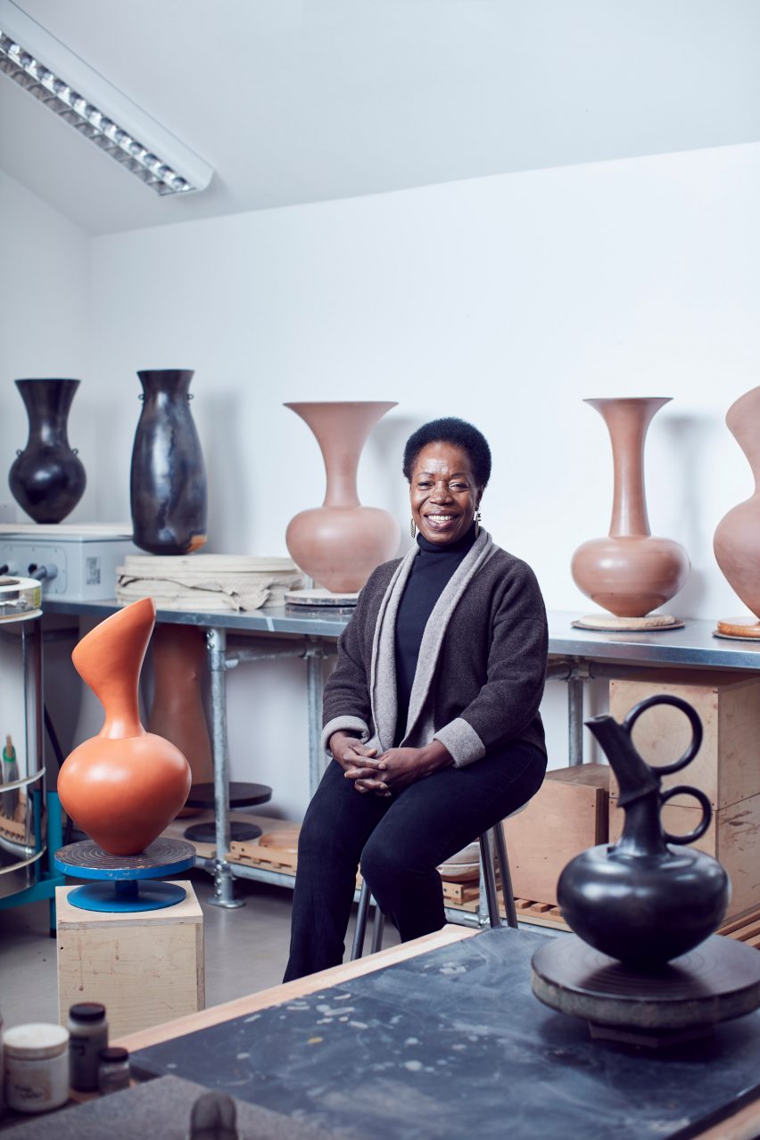 Кенийский керамист Магдалина Одундо в своей мастерской.