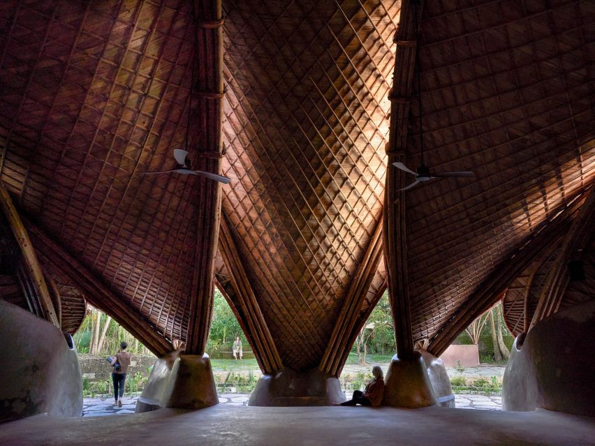 Внутренние потолки в пространстве для медитации на Бали
