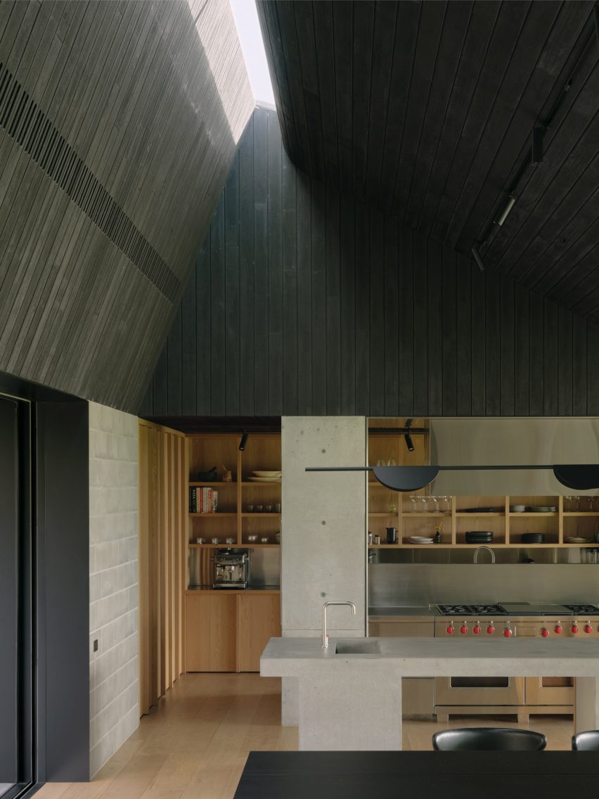 Фотография кухни в австралийском доме от Michael Lumby Architecture и Nielsen Jenkins.