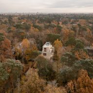 Fohlenweg house in a wooded area in Berlin by O'Sullivan Skoufoglou