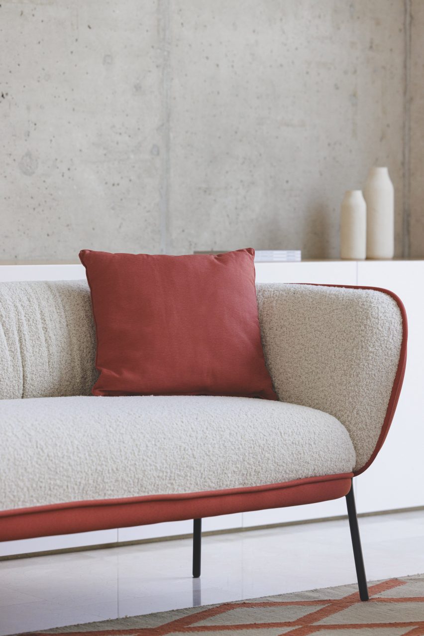 Owwi two-seater sofa with a red cushion by Actiu