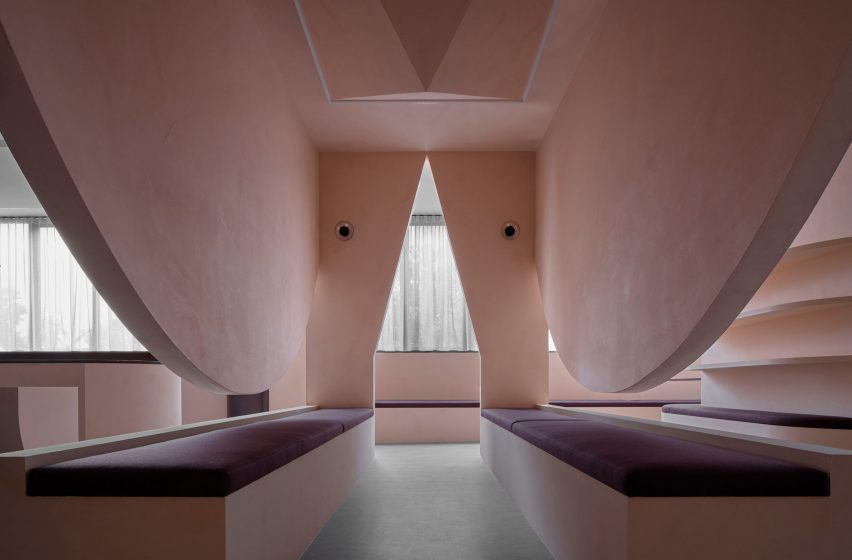 The inside of the pink-plaster reflection space