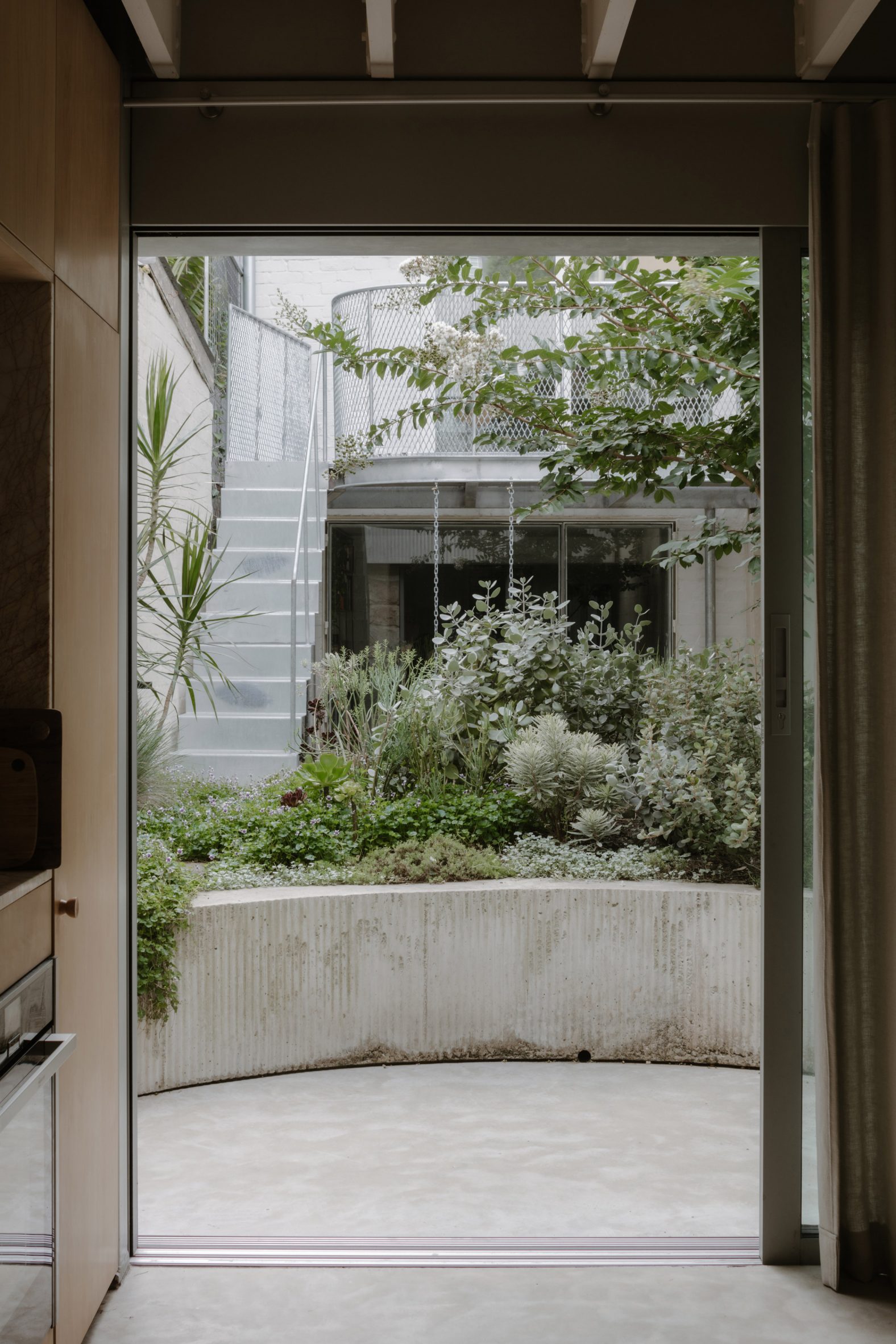 View from kitchen to courtyard of Steel House by Retallack Thompson