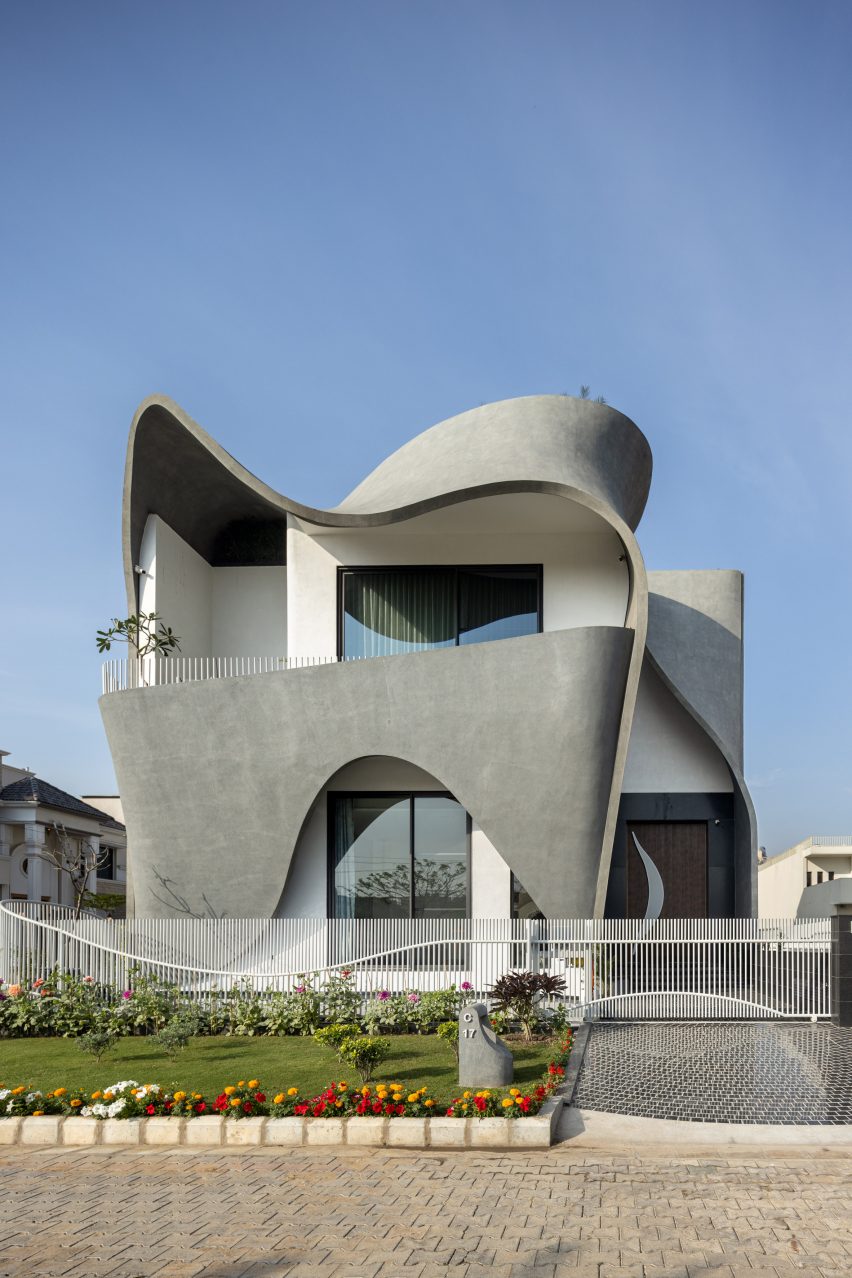 Front view of Ribbon House by Studio Ardete