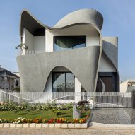 Studio Ardete wraps sculptural concrete ribbon around Indian home