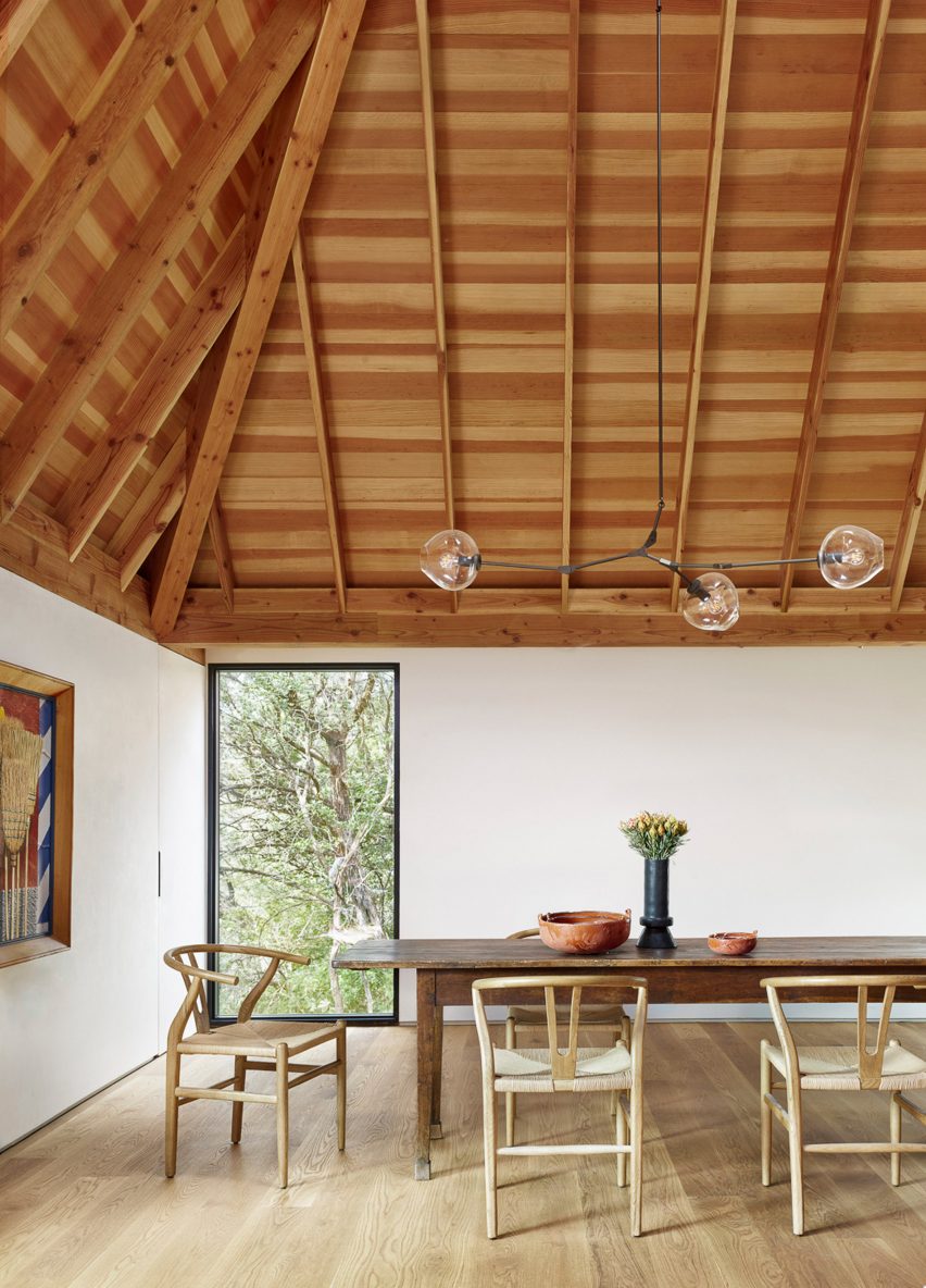 Timber-clad pyramidal roof in the dining ،e
