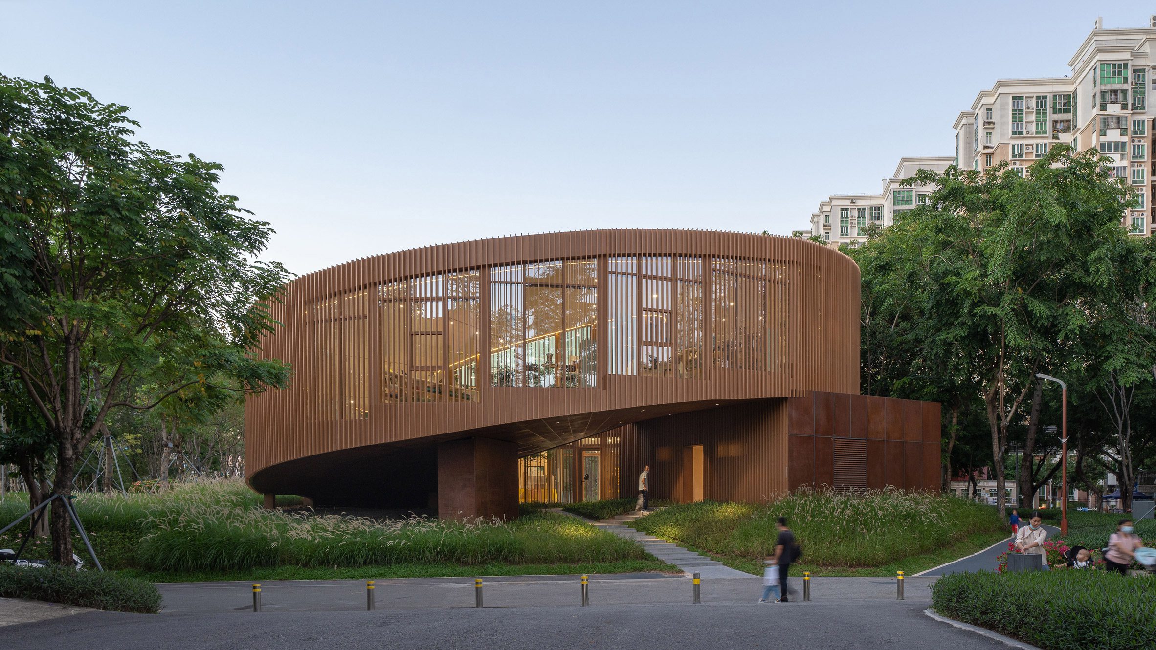 Serpentine Bookhouse library by Atelier Xi "unfolds like a scroll painting" - Vimarsana News