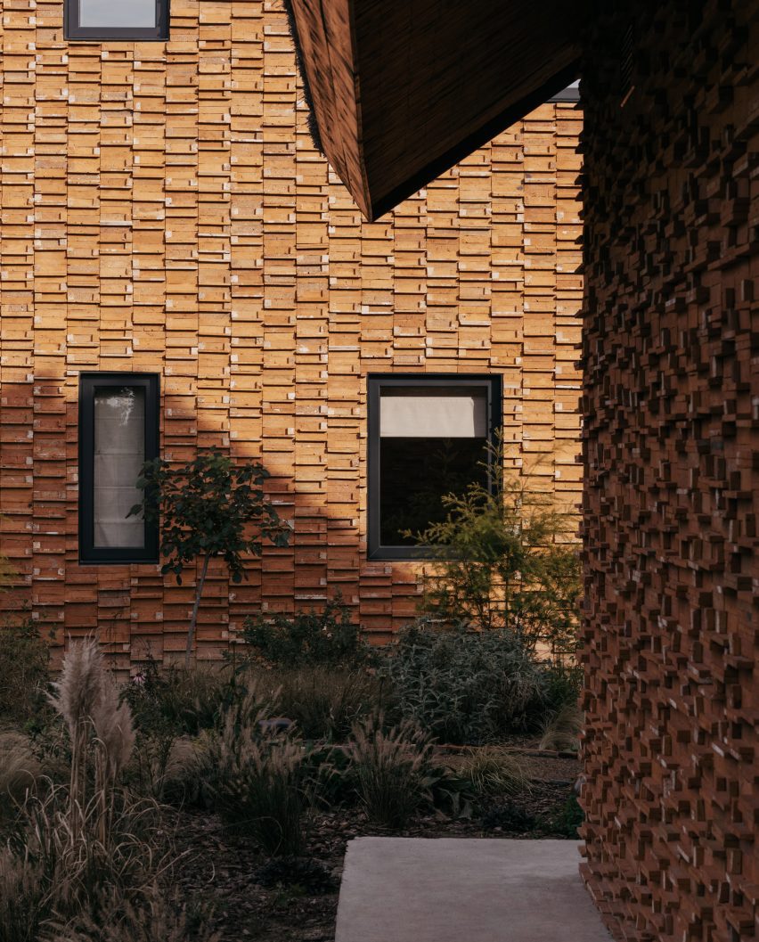 Walls covered in recycled bricks in an unusual pattern
