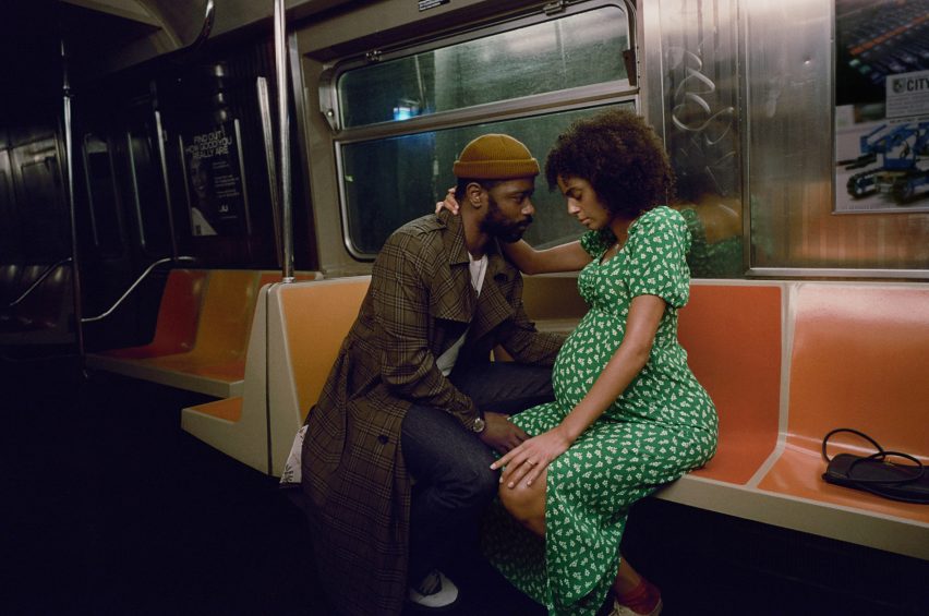 Герои сериала «Перевертыш» в метро Нью-Йорка