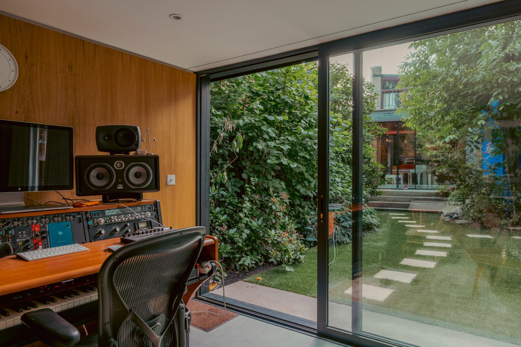 Mid Century Zero House In London Imbued With Kubrick Feel