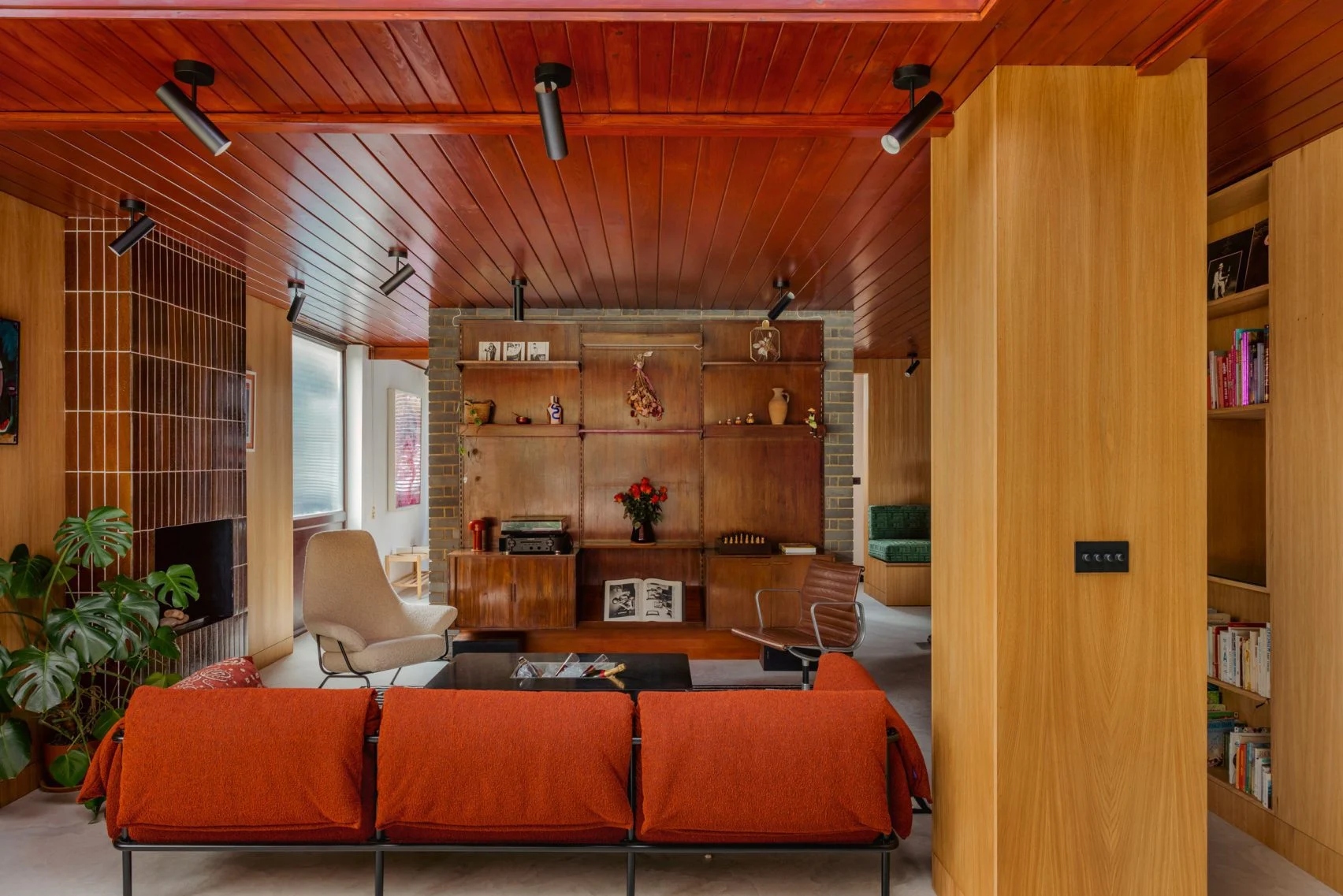 Mid Century Zero House In London Imbued With Kubrick Feel