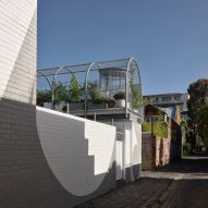Side laneway and rooftop garden in Melbourne house