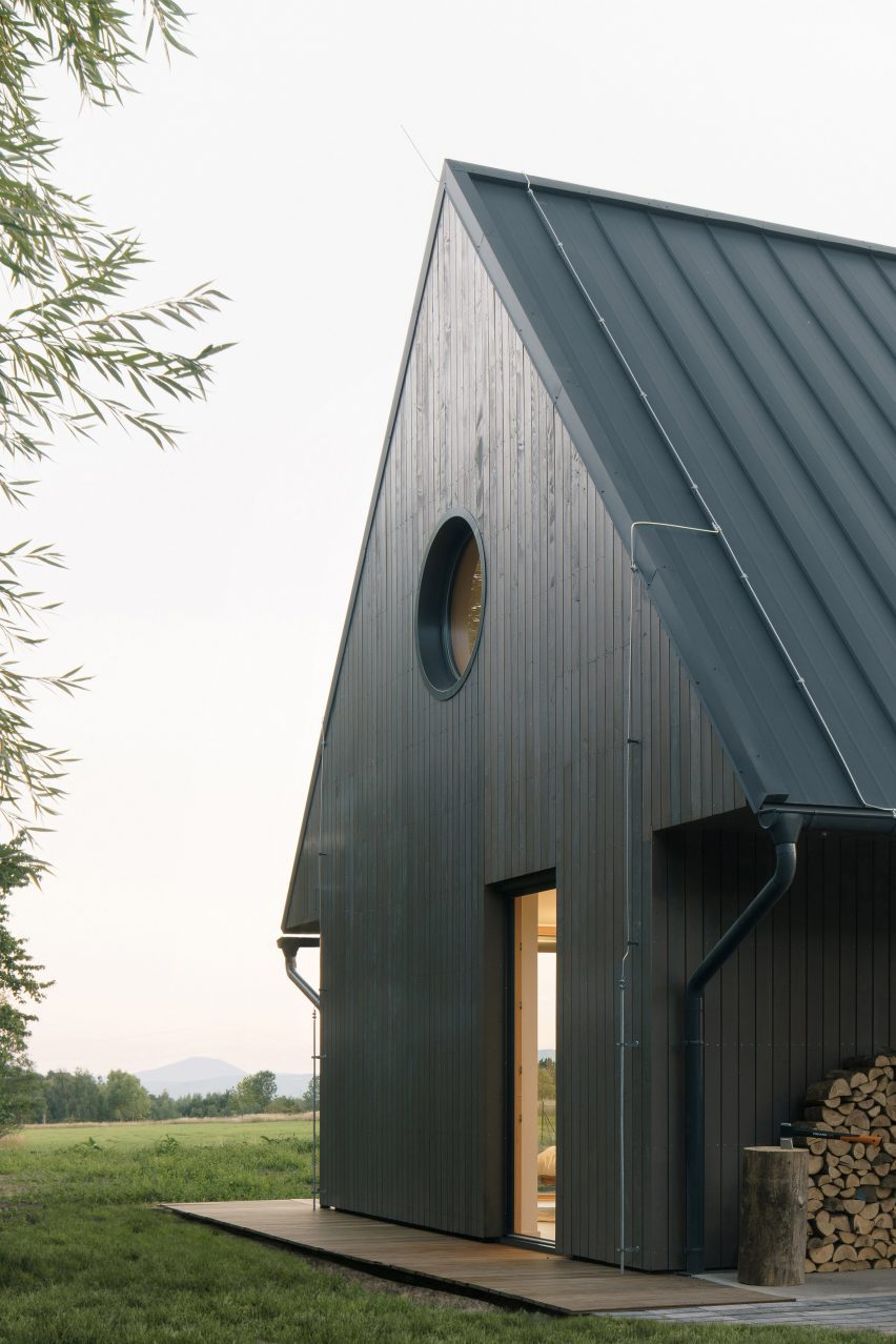Деревянный дом со скатной крышей в Чехии