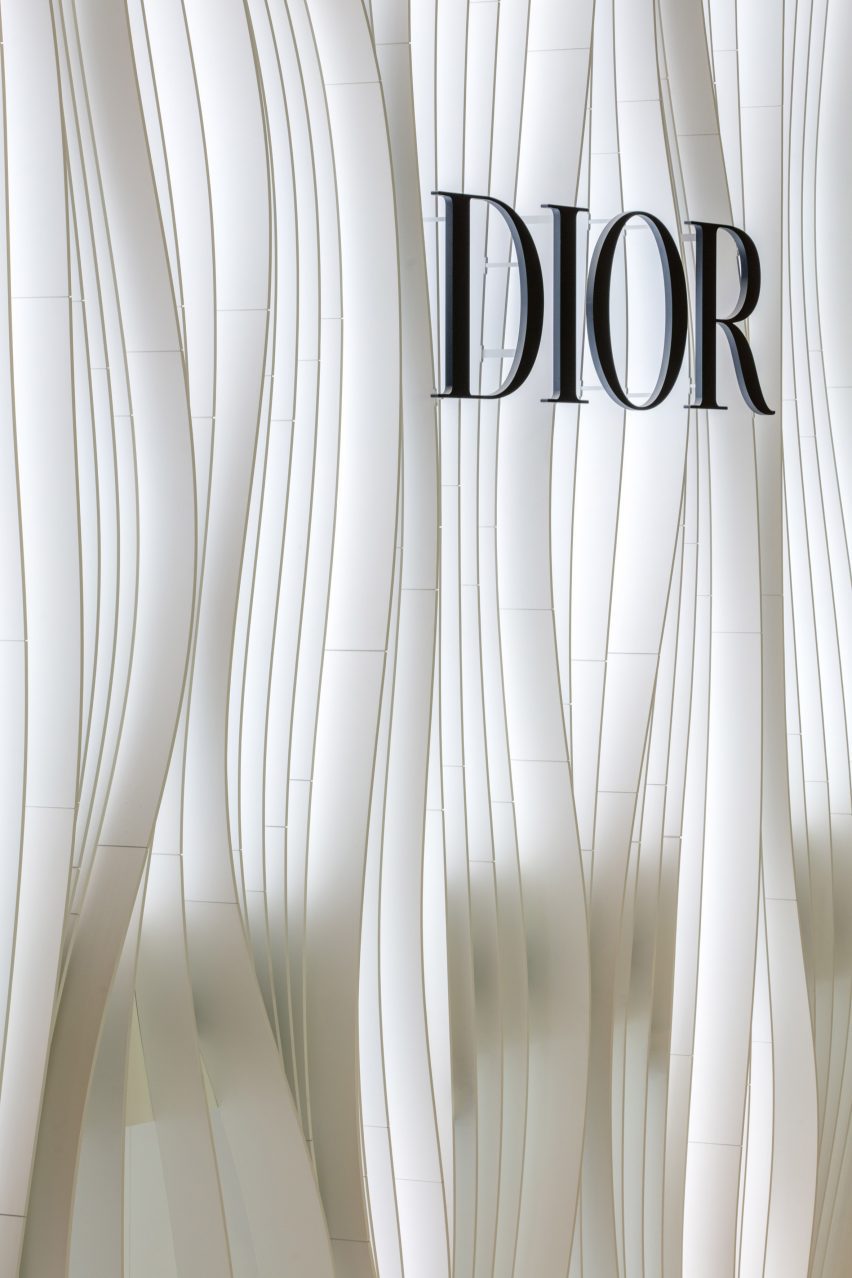 Логотип Dior на фасаде с подсветкой.