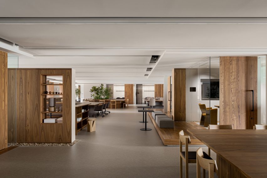 Overview of Mitsui & Co Real Estate office in Tokyo by Flooat