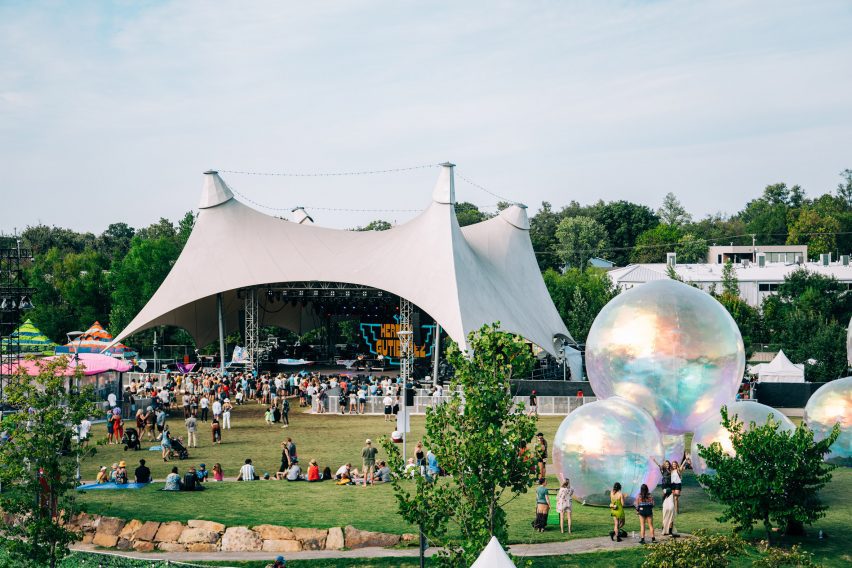 Сцена и радужные пузыри на фестивале формата