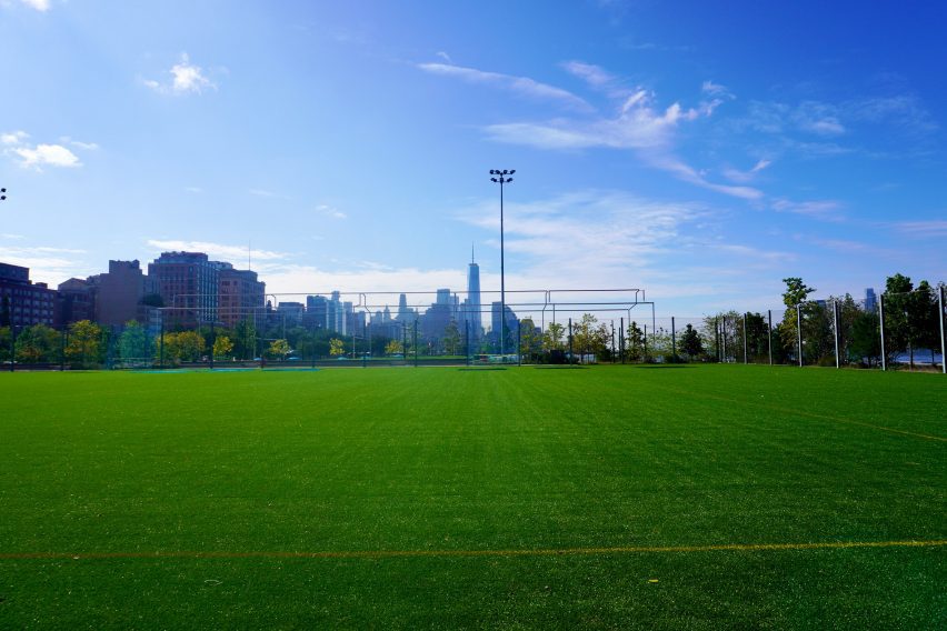Игровое поле на фоне горизонта центра Манхэттена