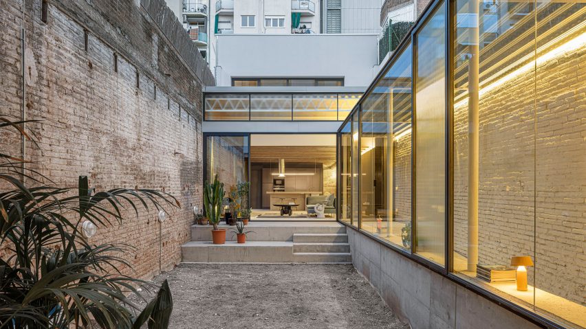 Courtyard with a glass home extension in Barcelona by CRÜ