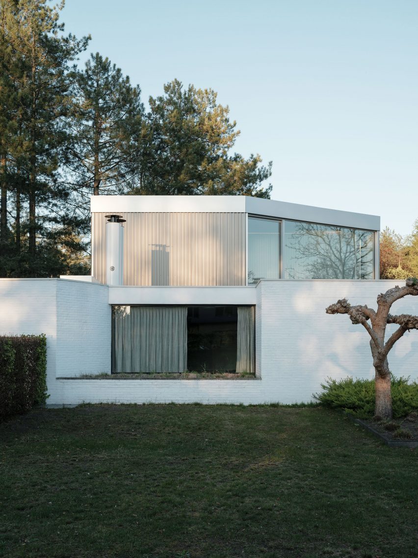 BEEV modernist home renovation in Belgium by ISM Architecten