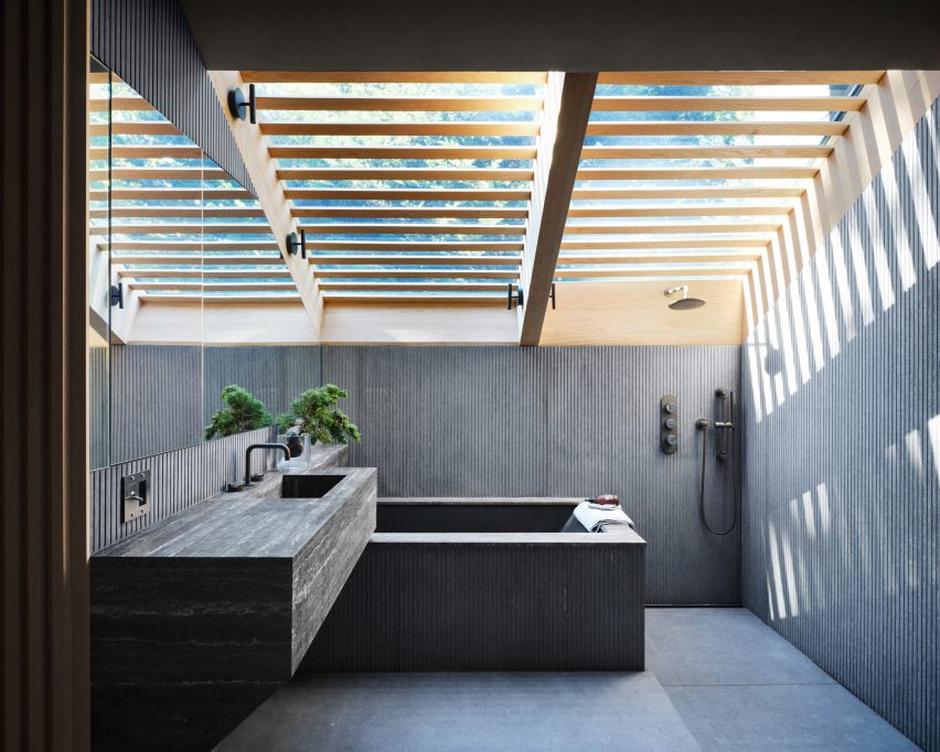 Ванная комната облицована серыми фиброцементными панелями