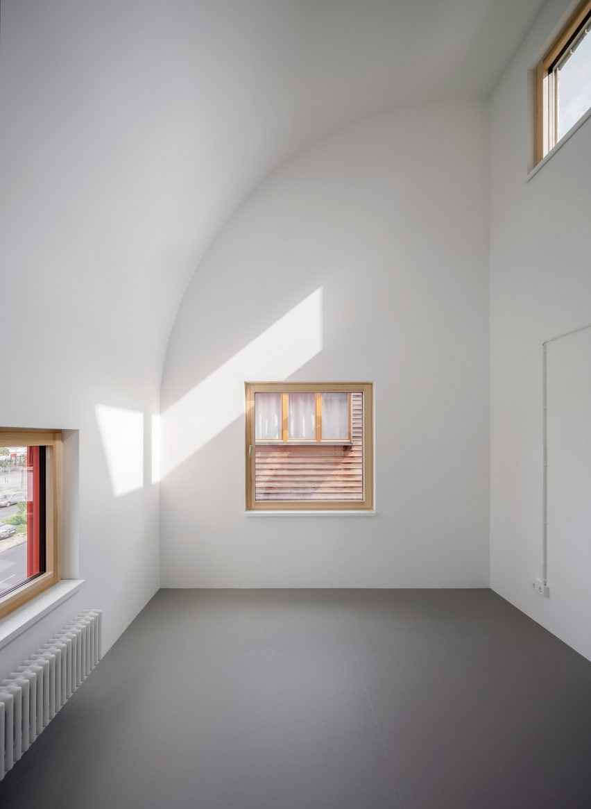 White room with a curved ceiling