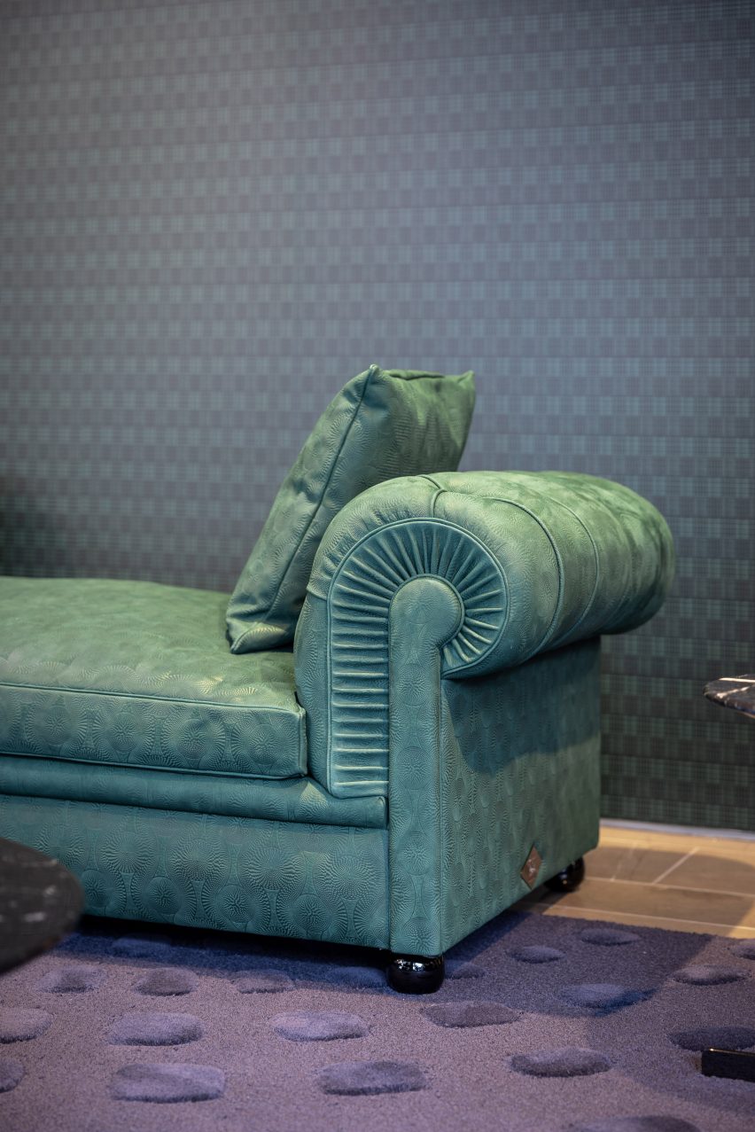 Καναπές-κρεβάτι Chester με τυρκουάζ ανάγλυφο δέρμα
