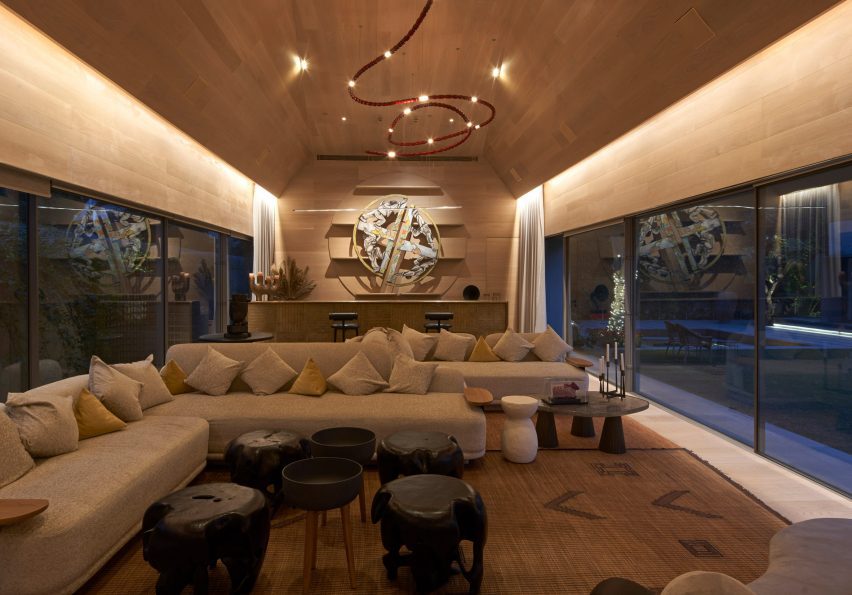 Living space with wood-lined ceilings by Matra