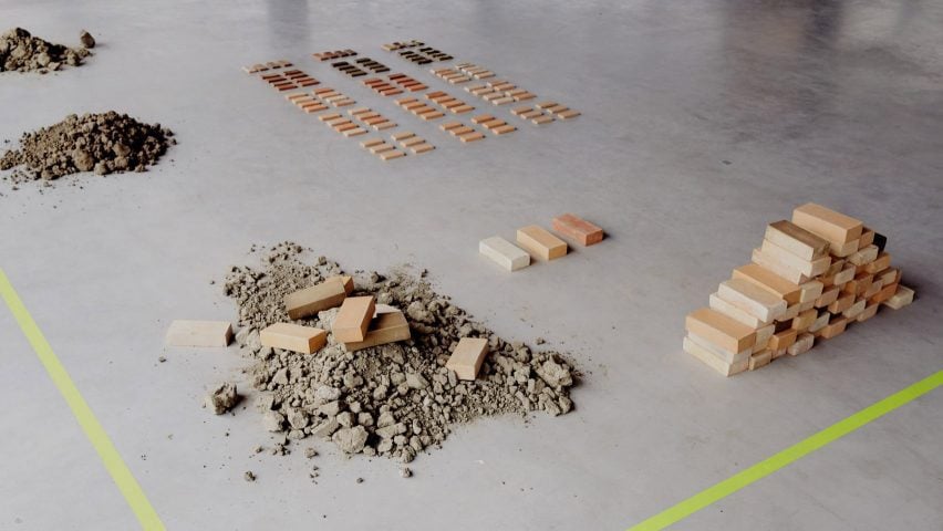 Een foto van het PFAS Project Packing Up-project van Emy Bensdorp te zien op de vloer van een tentoonstellingsruimte tijdens Dutch Design Week