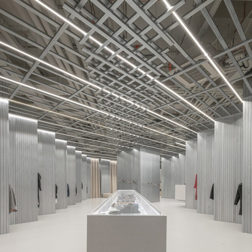 Overview of a boutique with steel partitions