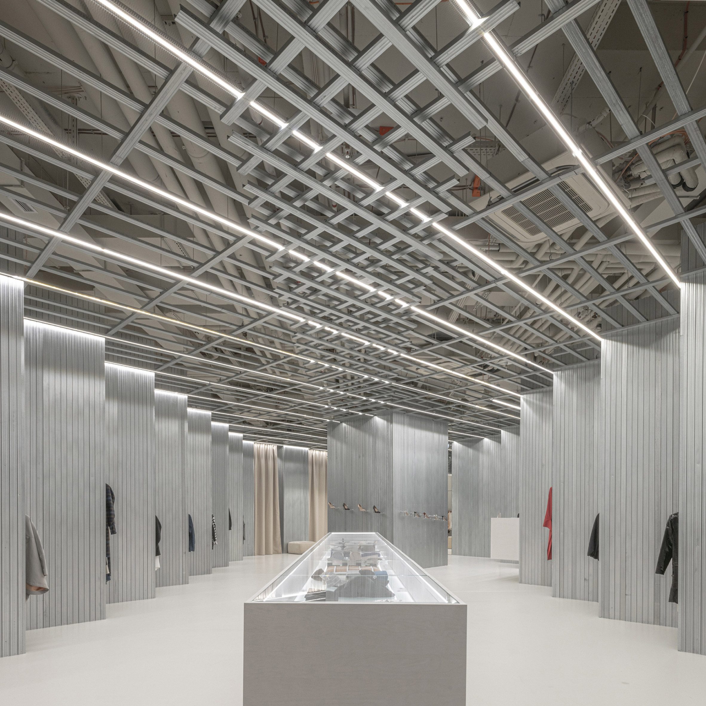 Overview of a boutique with steel partitions
