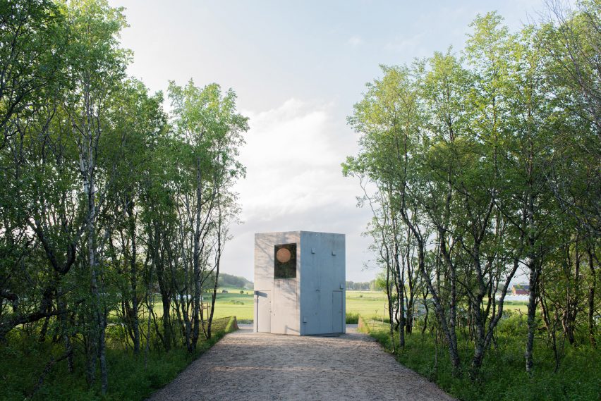 Aluminium-clad toilet in Norway