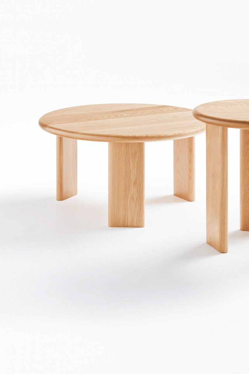 Round wooden Yeti table by Derlot