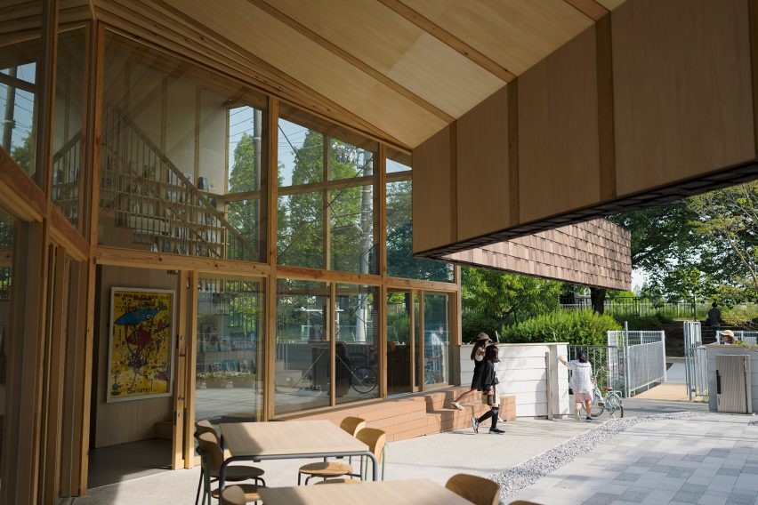 Overhanging roof of Yukawa Design Lab's children's library