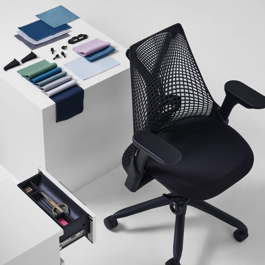 Herman Miller and Yves Béhar's Sayl chair in black p،tographer in an abstracted office setting
