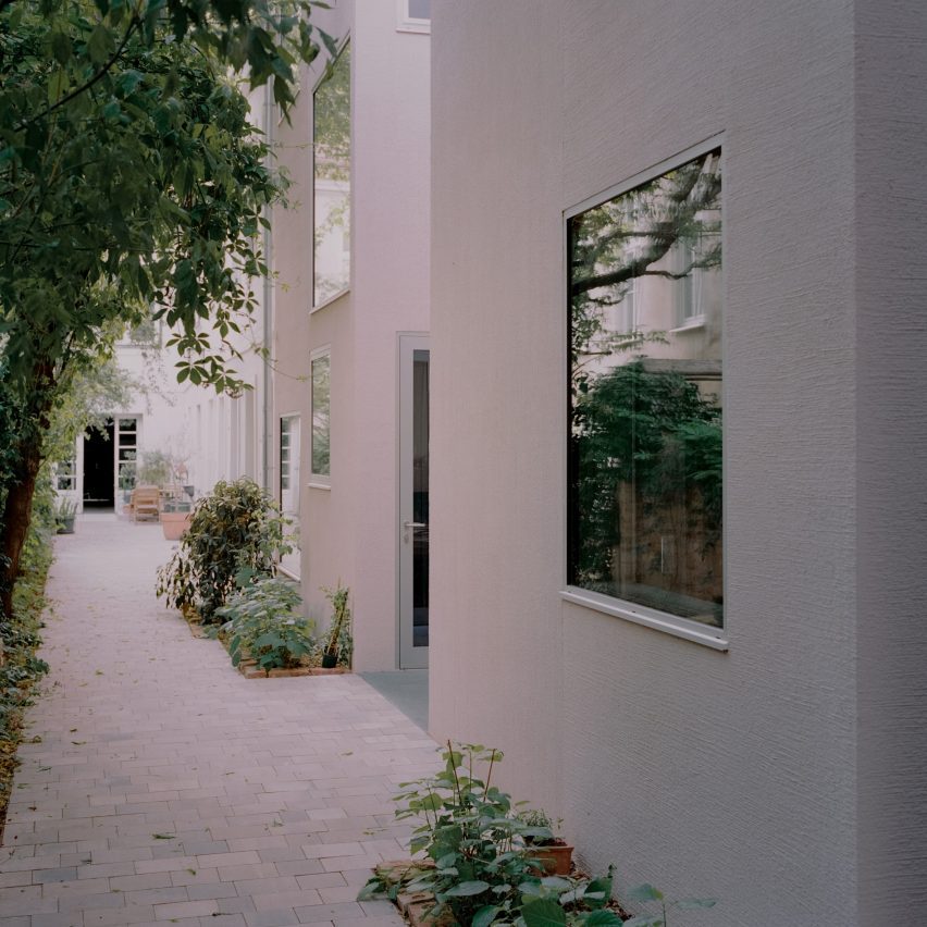 Entrance courtyard of PSLA Architekten's urban townhouse in Vienna