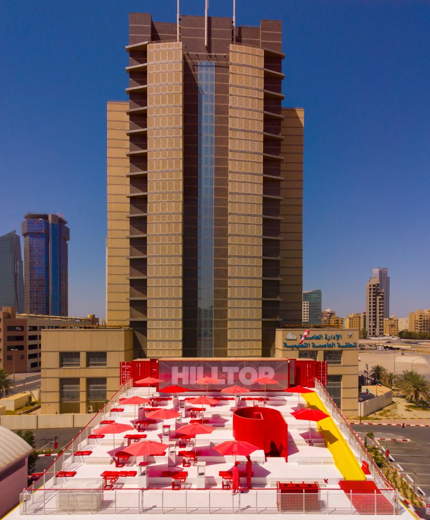 البرج والمطعم المجاور في مدينة الكويت