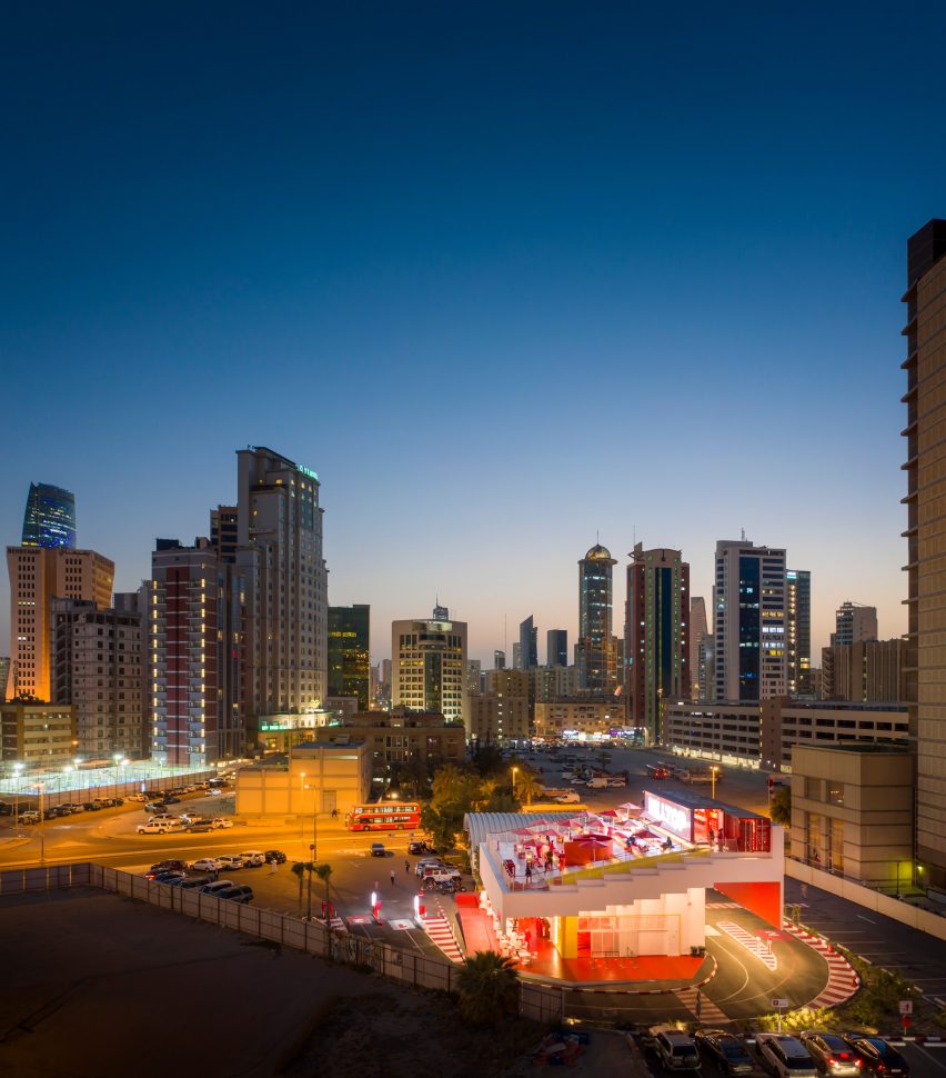 منظر جوي لمطعم BBT Hilltop في مدينة الكويت بواسطة TAEP/AAP