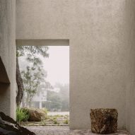 Walled outdoor space at Casa Cielo by COA Arquitectura