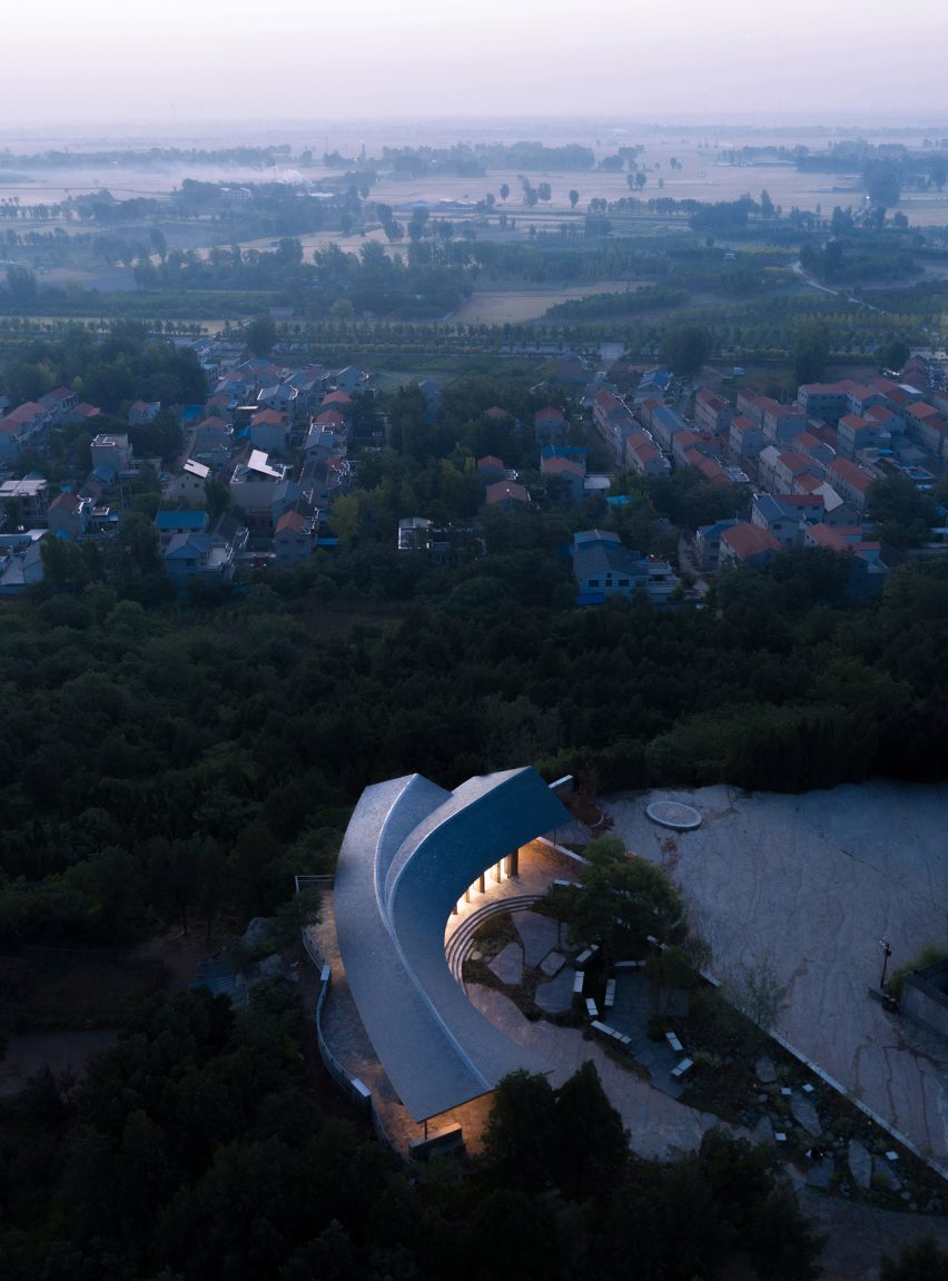Restaurant with a swooping roof in China