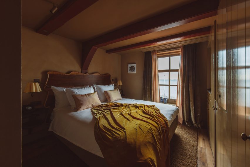 Bedroom of De Durgerdam hotel by Buro Belén