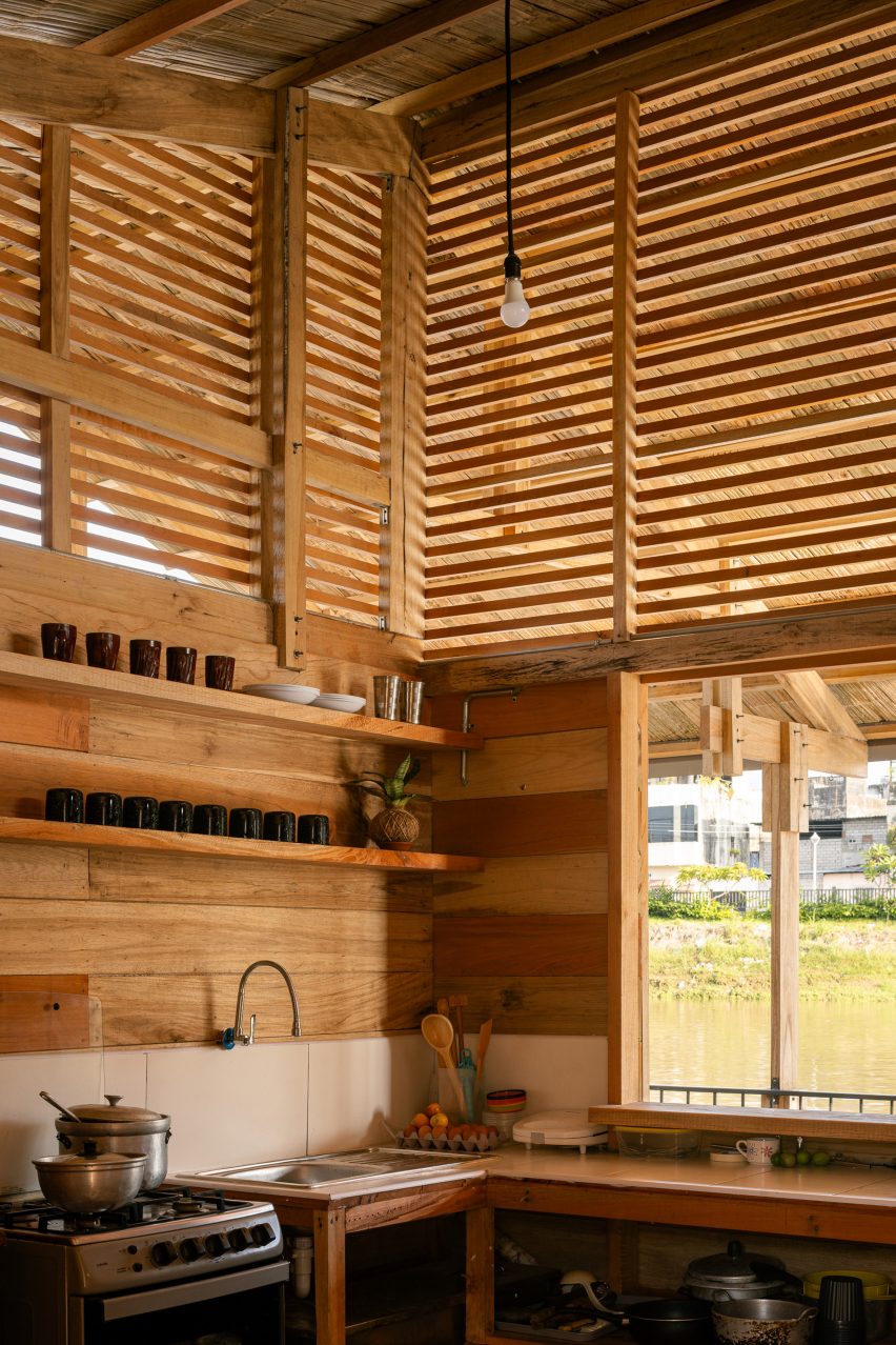 Kitchen area of house by Natura Futura and Juan Carlos Bamba