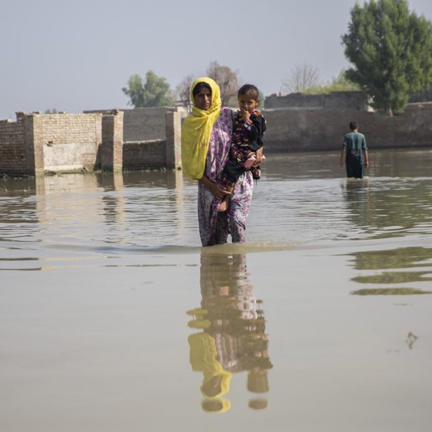 A woman holding her child during floods in Pakistan in 2022