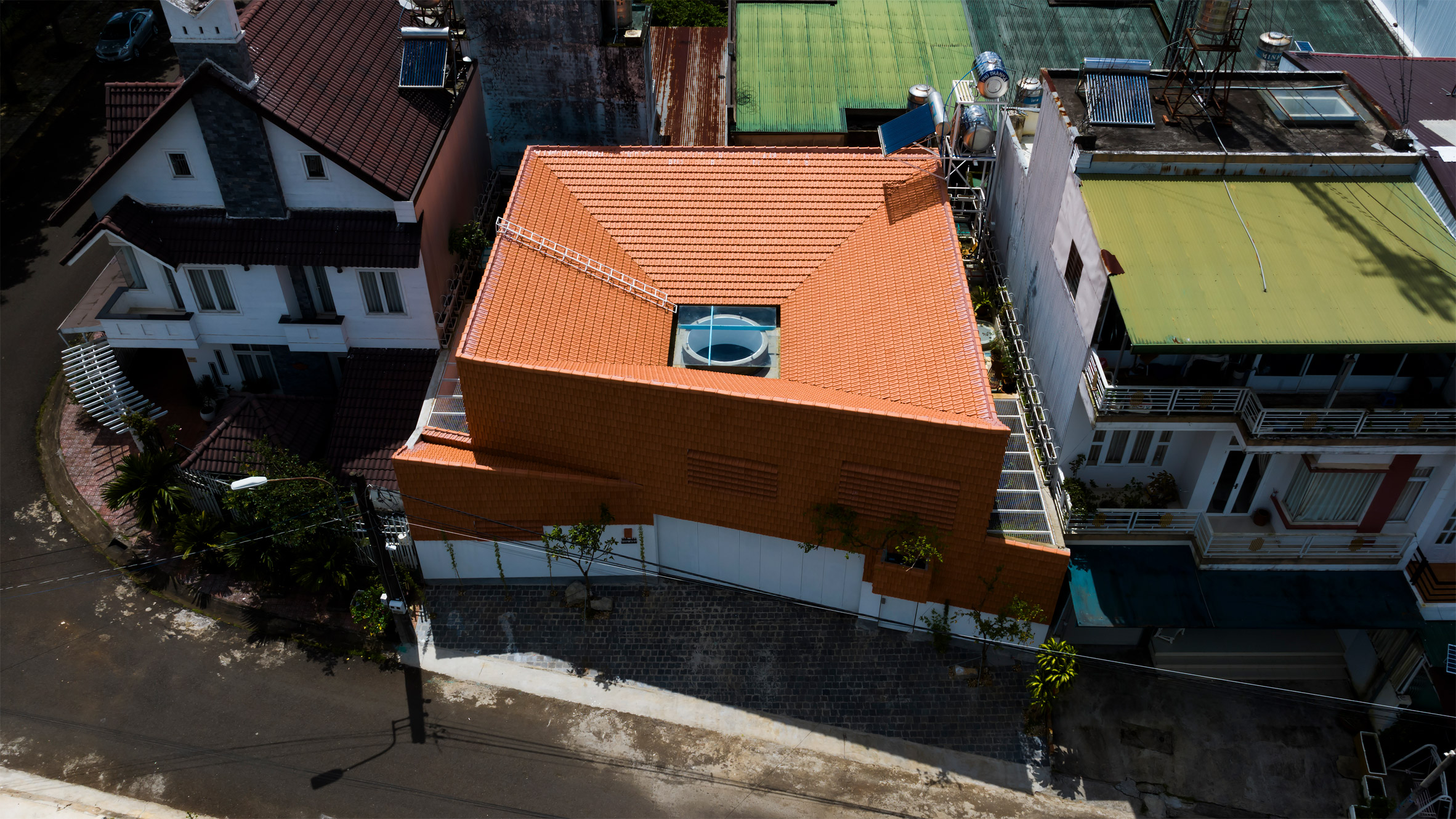 The Bloom Architects tops Tile House with inverted roof in Vietnam - Vimarsana News