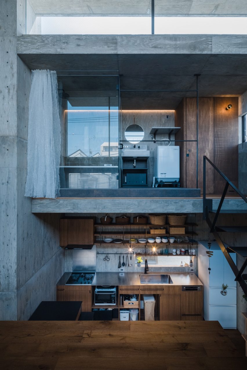 Interior de casa de concreto multinível