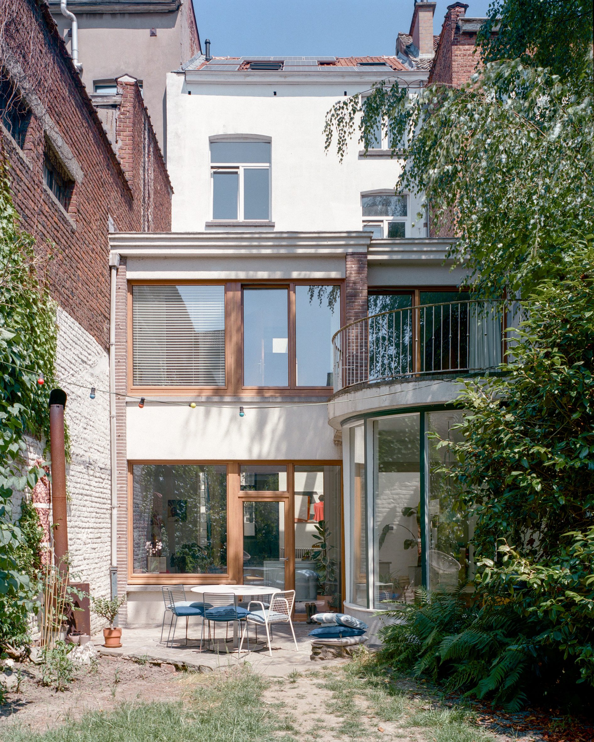 Belgian home alteration by Mamout