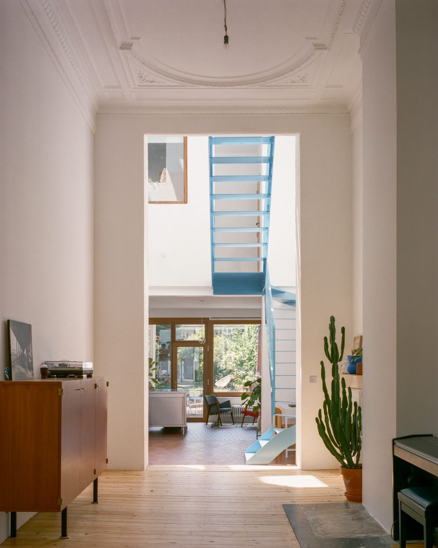 Blue metal staircase in a Belgian home renovation by Mamout