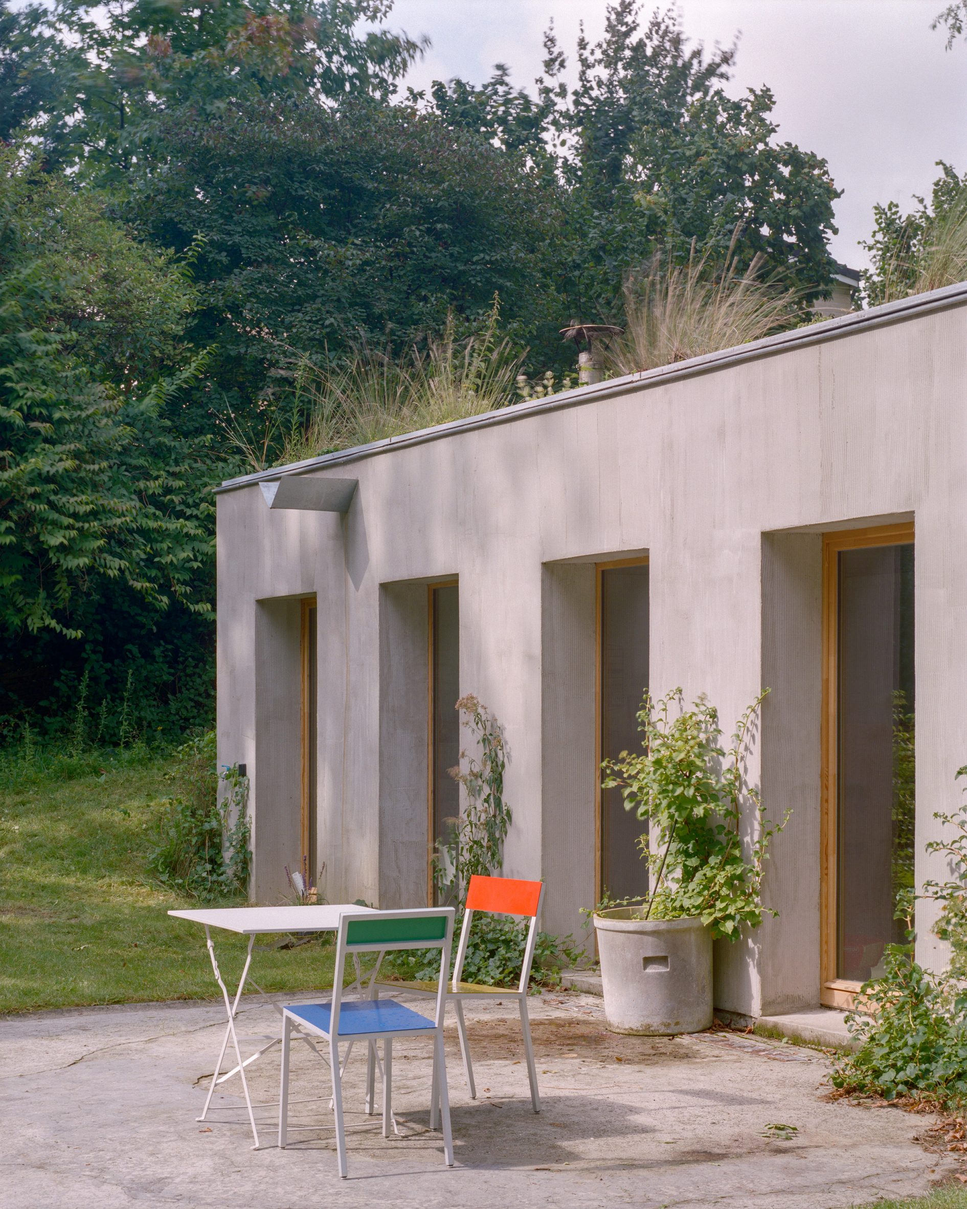 Concrete extension at a Belgian home by Mamout
